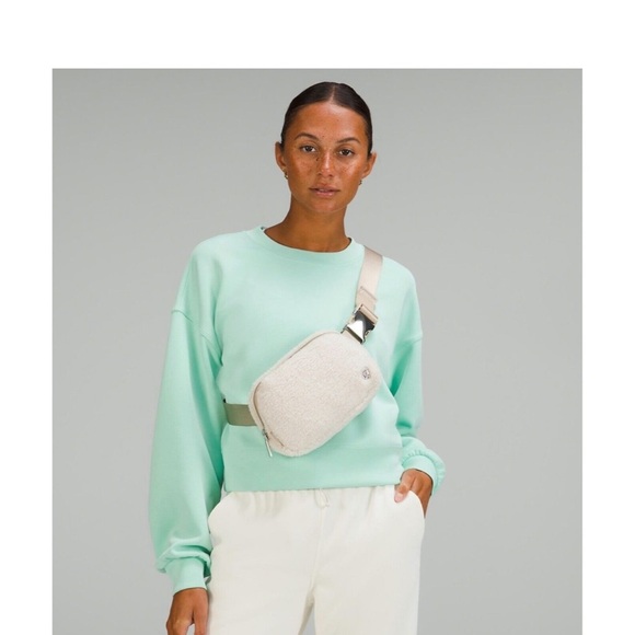 Lululemon Sherpa belt bag sold out - Picture 5 of 6
